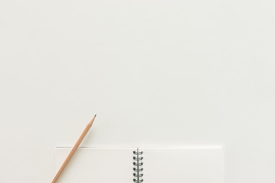 notebook, tužka, pracovního prostoru, papír, poznámkový blok, studio shot, kopie prostor, uvnitř, bílé pozadí, nikdo, jednoduchost, stálý život, bílá barva, text, dva objekty, jeden objekt, sdělení, detail, tvořivost, kancelář, umění a řemesla, 5K