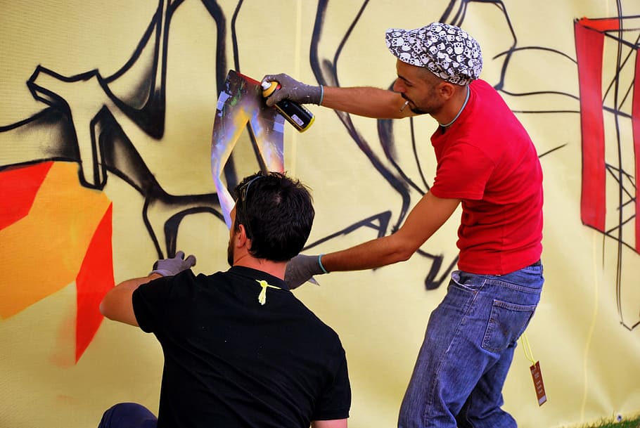 graffiti, escriu, joc, dibuixar, esprai, tocatì, verona, Itàlia, homes, adult, home jove, adult jove, dues persones, art i artesania, creativitat, roba casual, mascles, gent, estils de vida, ocupació, a l'interior, funció de construcció de parets, persones reals, celebració, activitat d'oci, tres quarts de longitud, 4K