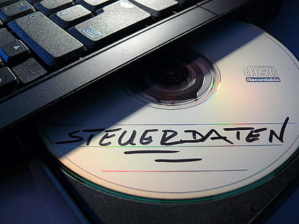 prélèvement, sauvegarde, CD, CD ROM, disque compact, ordinateur, Les données, magasin de données, disque, disquette, DVD, euro, droits, argent, Coût, pc, règles, réglementer, disque d'argent, enregistrer, Mémoire, données de contrôle, les taxes, coûteux, économie, La technologie, texte, la communication, écriture occidentale, fermer, personne, thèmes de la photographie, appareil photo - équipement photographique, matériel photographique, objectif - instrument optique, à l'intérieur, lentille - oeil, super gros-plan, équipement informatique, signe, direction, clavier d'ordinateur, plein cadre, équipement, clavier, 2K, CC0, domaine public, libre de droits