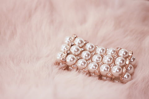 weißes Perlenarmband, weiße Perle, Armband, Schmuck, Mode, Perlenschmuck, Nahansicht, Luxus, Edelstein, Halskette, persönliches Accessoire, Diamant, glänzend, Schönheit, Glanz, keine Leute, pinke Farbe, Reichtum, Korn, drinnen, Eleganz, Frauen, menschliches Körperteil, Studioaufnahme, Menschen, Frau, aufwendig, 1080P, CC0, gemeinfrei, lizenzfrei
