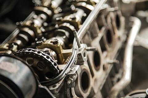 de cerca, foto, gris, motor de vehículo, motor, máquina, mecánico, tecnología, poder, industria, metal, reparar, automotor, planchar, Ingenieria, acero, dispositivo, Servicio, mantenimiento, cadena, macro, abrió, cilindro, música, instrumento musical, cultura de las artes y entretenimiento, nadie, instrumento de viento, enfoque selectivo, adentro, latón, saxofón, Instrumento de cobre, equipo musical, centrarse en primer plano, solo objeto, día, brillante, trompeta, antecedentes, en una fila, 5K, CC0, dominio público, libre de derechos