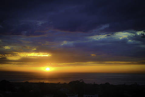 posta de sol, núvols, platja, eventide, cel, núvol - cel, escenics - natura, bellesa a la natura, cel dramàtic, escena tranquil·la, tranquil·litat, color taronja, naturalesa, cap gent, sol, estat d'ànim atmosfèric, horitzó, por, groc, silueta, medi ambient, idíl·lic, fosc, a l'aire lliure, horitzó sobre l’aigua, paisatge urbà, 4K, CC0, domini públic, lliure de regalies