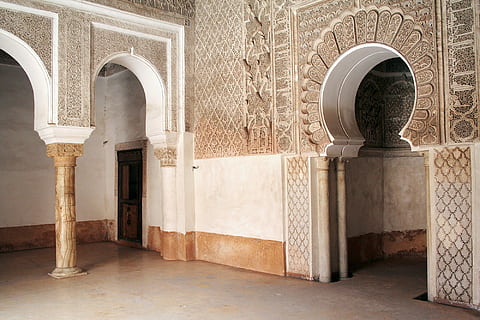 Marrone, bianca, calcestruzzo, parete, moschea, marocchino, Marrakech, Islam, costruzione, musulmano, architettura, colonna architettonica, arco, materiale lapideo, marmo, caratteristica architettonica, struttura costruita, il passato, storia, portico, religione, esterno dell'edificio, nessuno, corridoio, destinazioni di viaggio, dimora, luogo di culto, all'aperto, credenza, ornato, Sala d'ingresso, colonnato, lusso, 1080P, CC0, dominio pubblico, privo di copyright