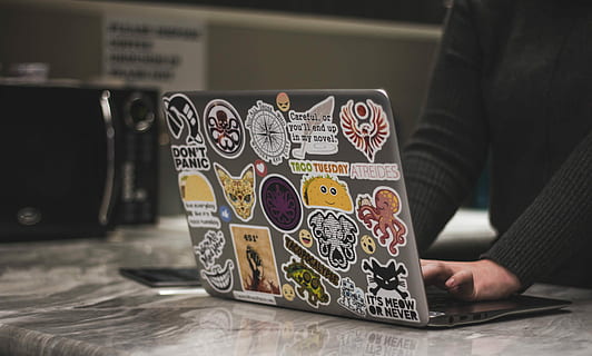 persona surfant, negre, portàtil, microones, persona, portar, gris, Màniga llarga, samarreta, utilitzant, ordinador portàtil, topall de granit, ordinador, treball, treballar, una persona, part del cos humà, mà humana, mà, a l'interior, taula, adult, celebració, menjar i beguda, comunicació, creativitat, part del cos, patró, primer pla, disseny, roba casual, homes, estils de vida, dia, extremitat humana, 5K, CC0, domini públic, lliure de regalies