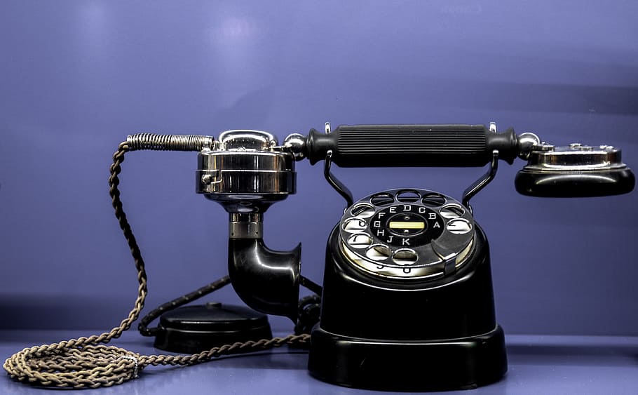Vintage ▾, nero, rotante, Telefono, comunicazione, chiamata, selezionare, Museo, antico, nostalgico, parlare, in casa, in stile retrò, tecnologia, nessuno, connessione, telefono rotativo, telefono fisso, ricevitore telefonico, girato in studio, nostalgia, avvicinamento, numero, blu, metallo, obsoleto, colore nero, color argento, comunicazioni globali, 4K