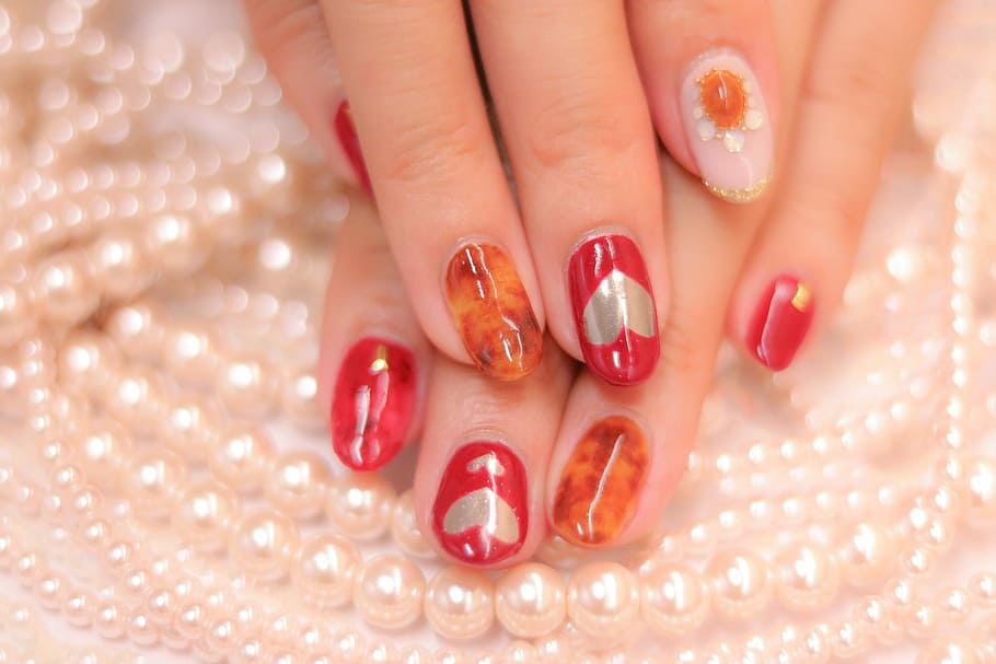 kobieta, czerwony, manicure, kobiety, zbliżenie, ludzka ręka, paznokieć, ludzie, biżuteria, moda, piękno, ludzki palec, lakier do paznokci, część ludzkiego ciała, dorosły, gwóźdź, część ciała, jedna osoba, dłoń, palec, zabieg upiększający, błyszczący, Sztuka zdobienia paznokci, luksus, ozdobny, śliczna kobieta, biżuteria z pereł, malowanie paznokci, 1080P