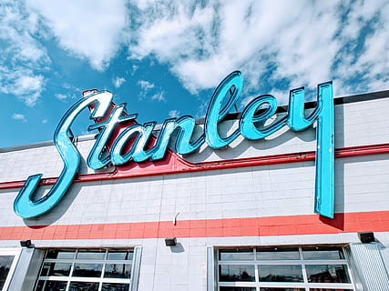 stanley, značení stanley, jízdní, zeď, budova, nebe, mrak, neon, podepsat, nízký úhel pohledu, text, sdělení, architektura, stavba, západní skript, mrak - nebe, exteriér budovy, den, nikdo, Příroda, informace, venku, velké písmeno, modrý, Červené, informační značka, 2K, CC0, veřejná doména, bez autorských práv
