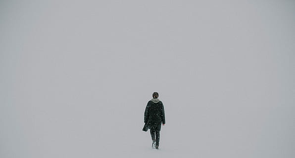 homme, en marchant, blanc, surface, la personne, écharpe, neige, rempli, minimal, seul, vide, de plein air, la nature, figure, gris, simple, marche, hiver, espace de copie, une personne, prise de vue en studio, toute la longueur, température froide, permanent, adulte, fond blanc, Hommes, à l'intérieur, regardant, vue arrière, Activité de loisir, mâles, contemplation, blizzard, vêtement chaud, 4K, CC0, domaine public, libre de droits