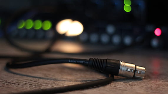selectief, focus fotografie, zwart, microfoonkabel, bruin, houten, oppervlakte, audio, kabels, studio, technologie, verbinding, kabel, communicatie, tafel, nacht, geen mensen, elektriciteit, detailopname, computer, focus op de voorgrond, uitrusting, Draadloze technologie, stekker, binnenshuis, computerapparatuur, selectieve aandacht, internet, verlicht, netwerkaansluitingsstekker, stroomvoorziening, elektrische component, 5K, CC0, publiek domein, royaltyvrij