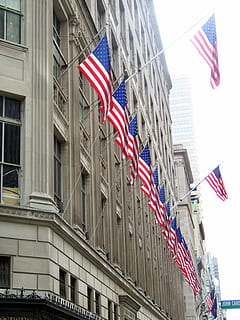 Flaggen, Array, New York, New York City, Vereinigte Staaten von Amerika, Nyc, Neu, York, Stadt, uns, amerikanisch, Amerika, National, Patriotismus, Flagge, Gebäudehülle, Flachwinkelansicht, die Architektur, Wohneigentum, gebaute Struktur, Tag, Gebäude, Natur, gestreift, Unabhängigkeit, Stolz, Freiheit, Emotion, keine Leute, draußen, nationale Ikone, architektonische Säule, Wind, Bürogebäude außen, 2K, CC0, gemeinfrei, lizenzfrei