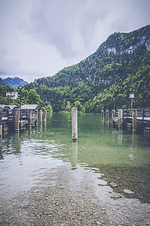 Weiß, Post, Karosserie, Wasser, Beton, weit, Gras, bedeckt, Berg, Wolken, tagsüber, Wolke, Baum, Wald, Gebäude, wolkig, Seebrücke, Dock, See, am Wasser, alp, Meer, Gebirge, Himmel, die Architektur, wolke - himmel, Natur, gebaute Struktur, Szenen - Natur, keine Leute, ruhige Szene, Schönheit in der Natur, Ruhe, Tag, Pflanze, Ufergegend, Nicht-städtische Szene, draußen, Holzpfosten, 5K, CC0, gemeinfrei, lizenzfrei