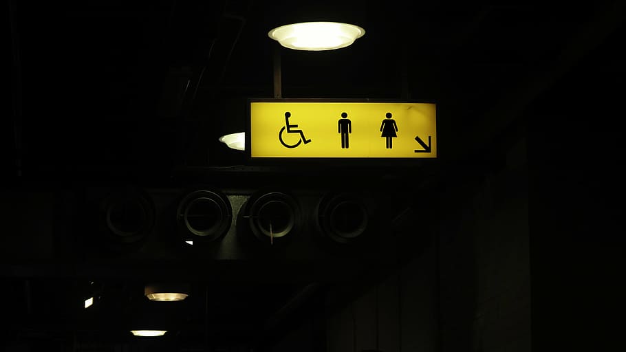 encès, masculí, femella, persona, signe de discapacitat, lavabo, senyalització, encara, articles, coses, sostre, llum, signe, Caixa, homes, dones, minusvàlids, bokeh, il·luminat, nit, fosc, orientació, comunicació, cap gent, transport, a l'interior, primer pla, equips d’il·luminació, informació, signe d'informació, arquitectura, text, vista d’angle baix, còpia espai, banys públics, groc, rellotge, habitació domèstica, signe de bany, 4K
