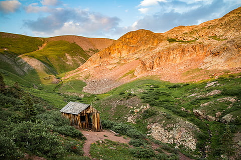 fotografie, Dům, hora, chata, horský svah, krajina, pohoří, kůlny, scenics - příroda, krása v přírodě, životní prostředí, mimoměstské scény, Příroda, klidné scény, klid, nebe, přistát, nikdo, stavba, den, mrak - nebe, Skála, architektura, údolí, dálkový, venku, formace, 5K, CC0, veřejná doména, bez autorských práv