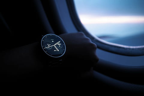 persona, nēsā, melns, pelēks, smartwatch, izjādes, lidmašīnā, rokas pulkstenis, tehnoloģijas, laiks, skatīties, digitāls, motorola, moto 360, nav cilvēku, tuvplāns, jūra, pulkstenis, ārā, gabarīts, dienā, pulksteņa seja, numuru, telpās, transportlīdzekļa interjers, studija, transporta veids, transportēšana, auto, koncentrēties uz jaunajām zināšanām, automašīnas salons, mehānisko transportlīdzekli, raksturs, tekstu, ceļot, viens objekts, modinātājs, 5K, CC0, publiskais domēns, bez atlīdzības