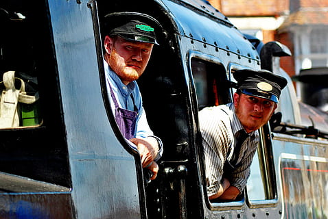 tren, conducător auto, pază, transport, mijloc de transport, o persoana, portret, oameni adevărați, bărbați, privind camera, zi, ocupaţie, masculi, haine casual, zâmbitor, stiluri de viață, vedere din față, adult, la mijlocul adulților, vehiculul terestru, permanent, în aer liber, 4K, CC0, domeniu public, fără drepturi de autor