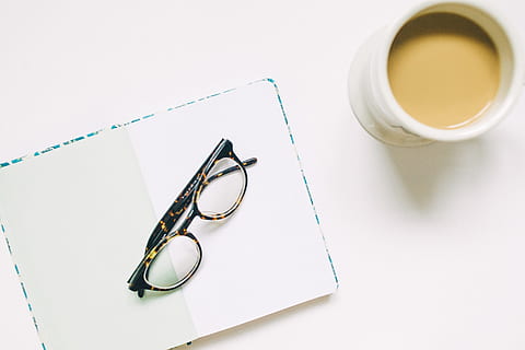 notesbog, dagbog, blank, sider, ark, hvid, bord, briller, ramme, linse, kop, krus, drikke, mad og drikke, forfriskning, indendørs, kaffe - drikke, papir, stilleben, kaffekop, kaffe, studio skud, ingen mennesker, hvid baggrund, enkelhed, høj vinkel visning, finansiere, tæt på, personlige tilbehør, lille gruppe af objekter, 4K, CC0, offentligt domæne, royaltyfrie