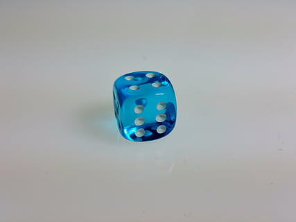 cube, bleu, la chance, jouer, transparent, dé, prise de vue en studio, fermer, à l'intérieur, espace de copie, personne, opportunité, nature morte, jeux de loisirs, Forme géométrique, Activité de loisir, relaxation, objet unique, table, coupé, vue grand angle, forme de cube, forme, pureté, 4K, CC0, domaine public, libre de droits