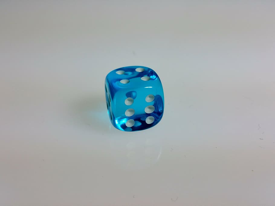 cubo, blu, fortuna, giocare, trasparente, dado, girato in studio, avvicinamento, in casa, copia spazio, nessuno, opportunità, natura morta, giochi di svago, forma geometrica, attività di svago, rilassamento, singolo oggetto, tavolo, ritagliare, vista dall'alto, forma cubica, forma, purezza, 4K