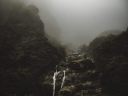 Antenne, Fotografie, Berg, dunkle Bergstimmung, dunkler Berg, Stimmung, Wolke, Hund, dunkel, Wasserfall, Rock, Natur, Landschaft, Nebel, szenen, Wald, Cliff, draußen, Wetter, nebelig, Schönheit in der Natur, Szenen - Natur, Baum, Pflanze, Umgebung, keine Leute, fließendes Wasser, ruhige Szene, Ruhe, Land, Tag, Nicht-städtische Szene, Wasser, fließend, Regenwald, Kraft in der Natur, 4K, CC0, gemeinfrei, lizenzfrei
