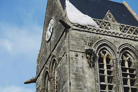 arquitectura, edifici, estructura, paret, rellotge, militar, soldat, exèrcit, paracaigudes, cel, núvols, vista d’angle baix, estructura construïda, exterior de l'edifici, religió, dia, cap gent, lloc de culte, espiritualitat, creença, naturalesa, torre, història, núvol - cel, el passat, arc, a l'aire lliure, 4K, CC0, domini públic, lliure de regalies