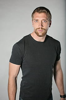 uomo, nero, t-shirt girocollo, in piedi, dietro a, bianca, pittura murale, uomo in nero, girocollo, muro bianco, dipingere, brett, allodola, autore, attore, di bell'aspetto, cancro, cura, maturo, divine, guarigione, fiducioso, modello maschile, calma, forte, sopravvissuto, uomini, persone, etnia caucasica, adulto, una persona, maschi, maglietta, ritratto, abbigliamento casual, girato in studio, giovane adulto, bellezza maschile, Solo uomini, guardando la fotocamera, solo un uomo, grave, barba, in casa, vista frontale, giovani uomini, dalla vita in su, peli del viso, grigio, fiducia, metà adulto, sfondo bianco, contemplazione, 2K, CC0, dominio pubblico, privo di copyright