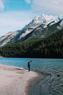 garçon, permanent, rivage, à côté de, corps, eau, la personne, noir, veste, de face, calme, curiosité, Lac, forêt, Montagne, gars, mâle, en plein air, la nature, sport, personnes, une personne, femmes, faire de l'exercice, mode de vie sain, activités récréatives, Seulment les adultes, paysages, chaîne de montagnes, Vrais gens, beauté dans la nature, paysages - nature, modes de vie, scène tranquille, Activité de loisir, arbre, tranquillité, toute la longueur, scène non urbaine, idyllique, ciel, montagne au sommet enneigé, 4K, CC0, domaine public, libre de droits
