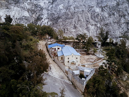 antenowy, widok, kościół, skalny urwisko, Haiti, misja, dom, wioska, Góra, Natura, architektura i budynki, architektura, drzewo, żadnych ludzi, woda, zniszczenie, zbudowana struktura, roślina, na zewnątrz budynku, budynek, dzień, wysoki kąt widzenia, na dworze, scenics - natura, wylądować, piękno natury, dzielnica mieszkaniowa, wzrost, formacja skalna, podróżować, 4K, CC0, domena publiczna, darmowe zdjęcia