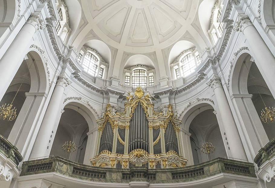 beton katedral, hvid, Brun, beton, bygning, indre, loft, dome, guld, arkitektur, sollys, bygget struktur, spiritualitet, religion, tro, sted for tilbedelse, bygning udvendig, lav vinkel visning, ingen mennesker, arkitektoniske kolonne, rejsemål, bue, arkitektoniske træk, fortiden, udsmykkede, alter, 5K