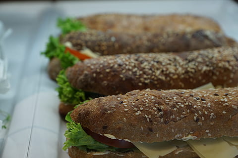 Schinken, Käse, Brötchen, Brot, belegt, Essen, Knabberzeug, Snack, Lebensmittel, Sandwich, essbar, Stücke, Fisch, Hunger, rollen, wecken, Bäckerei, Essen und Trinken, drinnen, Fokus auf den Vordergrund, Frische, Nahansicht, fertig für den Verzehr, Stillleben, keine Leute, Fleisch, gesundes Essen, Teller, Fast Food, Genuss, Tabelle, Wohlbefinden, Mahlzeit, Tablett, Versuchung, 5K, CC0, gemeinfrei, lizenzfrei
