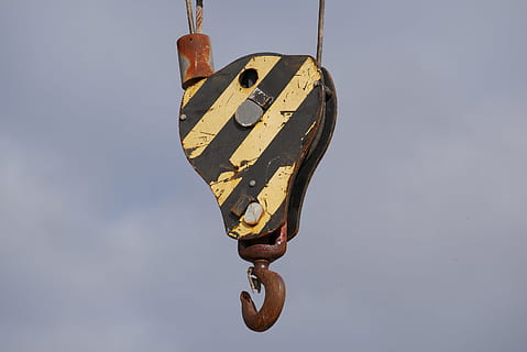 sospeso, gancio, gru, costruzione, attrezzatura, metallo, acciaio, appendere, vecchio, nessuno, giorno, natura, arrugginito, avvicinamento, concentrarsi sulle conoscenze acquisite, all'aperto, Inquadratura dal basso, cielo, industria, intemperie, mezzi di trasporto, puleggia, nave nautica, industria di costruzioni, abbandonato, caratteristica della parete, 2K, CC0, dominio pubblico, privo di copyright