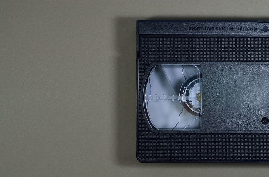 plàstic, tecnologia, vídeo, cinta, pel·lícula, mitjà, retro, vintage, negre, enregistrament, clàssic, cinta de vídeo, obsoleta, vhs, analògic, rodet, càmera, buit, cinema, informació, memòries, electrònica, objecte, a l'interior, estil retro, primer pla, cap gent, natura morta, sol objecte, comunicació, connexió, funció de construcció de parets, taula, música, cultura i entreteniment artístic, ràdio, equipament, còpia espai, dia, gris, equipament elèctric, 5K