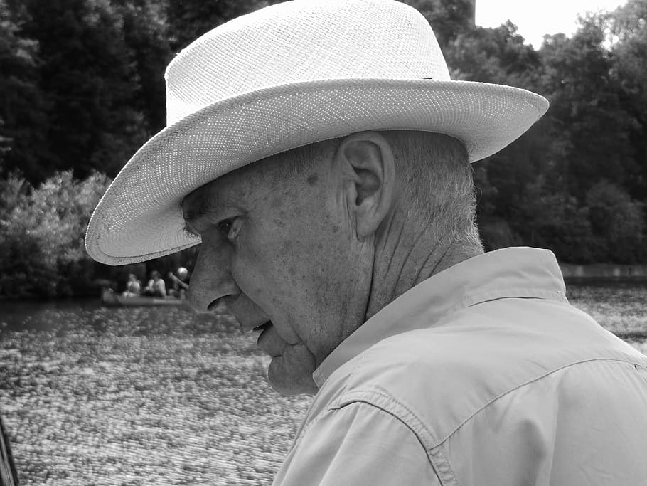 Mann, jochen, Sommer-, Kopfschuss, Hut, echte Menschen, eine Person, Seitenansicht, Kleidung, Porträt, Freizeitbeschäftigung, Wasser, Lebensstile, Nahansicht, Tag, Fokus auf den Vordergrund, Wegschauen, suchen, Erwachsene, Natur, Männer, draußen, reife Männer, Profilansicht, Betrachtung, 4K