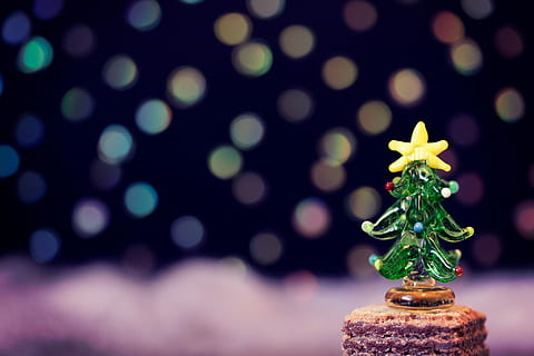 Tilt-Shift-Objektiv Fotografie, Weihnachtsbaum Glasfigur, Tilt-Shift-Objektiv, Fotografie, Glas, Figur, Weihnachten, Dekoration, Feier, Baum, Winter, Weihnachtsverzierung, Unscharf gestellt, Weihnachtsdekoration, Urlaub, aufwendig, Jahreszeit, Hintergründe, Weihnachtsbaum, Nahansicht, drinnen, Fokus auf den Vordergrund, grüne Farbe, keine Leute, Natur, Kunst und Handwerk, Tabelle, Pflanze, Lebensmittel, beleuchtet, Blatt, Frische, Darstellung, Essen und Trinken, Kreativität, Pflanzenteil, klein, 1080P, CC0, gemeinfrei, lizenzfrei