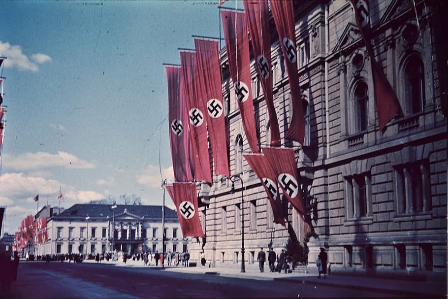 vermell, banderes, penjant, edifici, esvàstiques, Berlín, Alemanya, nazi, tercer Reich, històric, Thomas Neumann, 1937, ww2, arquitectura, exterior de l'edifici, estructura construïda, ciutat, carrer, carretera, text, naturalesa, dia, transport, cel, núvol - cel, guió occidental, a l'aire lliure, vida de ciutat, comunicació, signe, carrer de la ciutat, persones incidentals, 720P