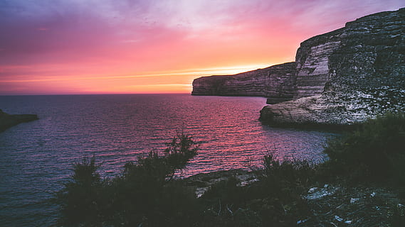 fotografia, oceà, formació de roca, daurat, hores, gris, negre, penya-segat, cos, aigua, alba, rock, ennuvolat, arbre, porpra, taronja, posta de sol, sortida del sol, Photoshop, lightroom, marca iii, 5d, cànon, fons, iphone, ordinador, feliç, bonic, naturalesa, fons de pantalla hd, mar, cel, bellesa a la natura, escenics - natura, tranquil·litat, escena tranquil·la, terra, platja, horitzó sobre l’aigua, sòlid, rock - object, núvol - cel, horitzó, línia de costa, cap gent, a l'aire lliure, cel romàntic, litoral rocós, badia, 4K, CC0, domini públic, lliure de regalies