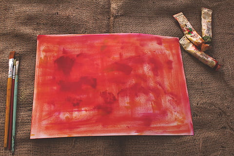 rot, Farbe, braun, Oberfläche, hell, Rosa, Bürsten, Künstler, Kunst, keine Leute, drinnen, direkt darüber, High Angle View, Tabelle, Stillleben, Essen und Trinken, Nahansicht, Lebensmittel, Bildung, Serviette, Holz - Material, Textil-, kopieren sie platz, Veröffentlichung, Buch, Notizblock, Teller, zwei Objekte, leer, 5K, CC0, gemeinfrei, lizenzfrei