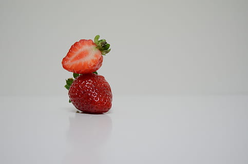 morango, vermelho, Primavera, fruta, sementes, natureza, frutas vermelhas, Comida, frescura, maduro, sobremesa, fechar-se, gourmet, refresco, orgânico, frutos de baga, comida e bebida, Alimentação saudável, bem-estar, tiro do estúdio, dentro de casa, copie o espaço, ainda vida, ninguém, vegetal, mesa, reflexão, fundo branco, tentação, 4K, CC0, domínio público, royalty free