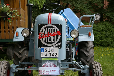 eicher, tractor, trekker, oldtimer, eicher, tractor, agricultura, tecnologia, a l'aire lliure, granja, escena rural, vehicle terrestre, text, transport, cotxe, dia, cap gent, manera de transport, comunicació, guió occidental, planta, centrar-se en primer pla, signe, nombre, primer pla, naturalesa, estacionari, automòbil, arbre, aparcament, 2K, CC0, domini públic, lliure de regalies