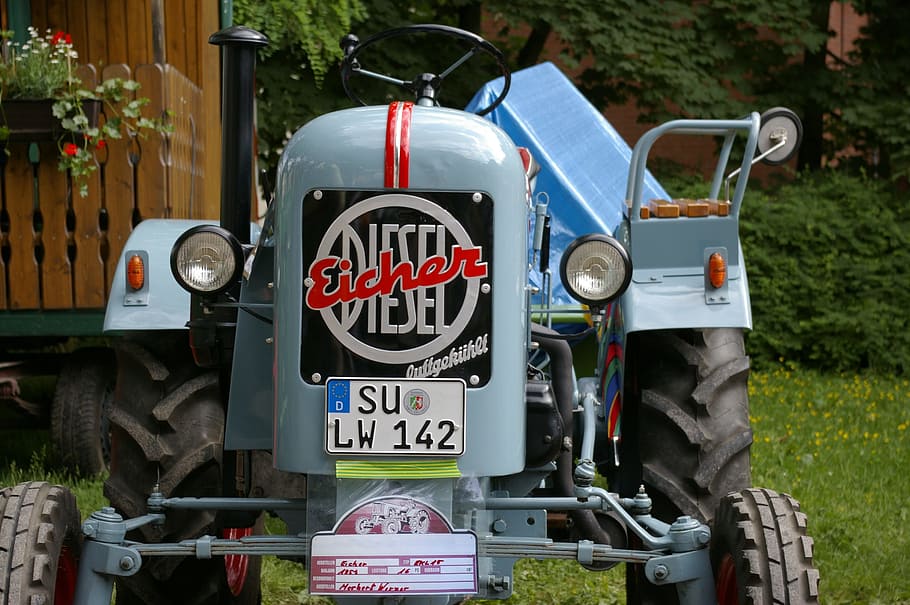 eicher, tractor, trekker, oldtimer, eicher, tractor, agricultura, tecnologia, a l'aire lliure, granja, escena rural, vehicle terrestre, text, transport, cotxe, dia, cap gent, manera de transport, comunicació, guió occidental, planta, centrar-se en primer pla, signe, nombre, primer pla, naturalesa, estacionari, automòbil, arbre, aparcament, 2K