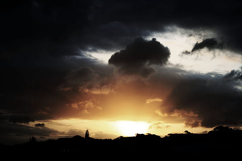 hitam, Abu-abu, awan, keemasan, jam, langit, matahari terbenam, dramatis, gelap, cahaya, emas, terang, awan - langit, bayangan hitam, keindahan di alam, lingkungan Hidup, scenics - alam, langit yang dramatis, alam, ketenangan, adegan yang tenang, cloudscape, badai, perasaan kagum, pemandangan, di luar rumah, tidak ada orang, sinar matahari, yg beralamat buruk, kekuatan di alam, meteorologi, 4K, CC0, domain publik, bebas royalti