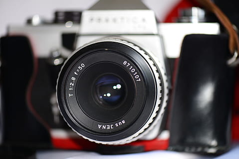 kamera, analog, nostalgia, magang, kamera lama, kamera - peralatan fotografi, tema fotografi, teknologi, lensa - alat optik, peralatan fotografi, peralatan, merapatkan, lensa - mata, memotret, aktivitas, kamera digital, modern, fokus selektif, dalam ruangan, industri elektronik, budaya seni dan hiburan, close-up yang ekstrim, merah, bentuk geometris, kamera slr, juru potret, kamera video rumah, peralatan listrik, syuting, 5K, CC0, domain publik, bebas royalti