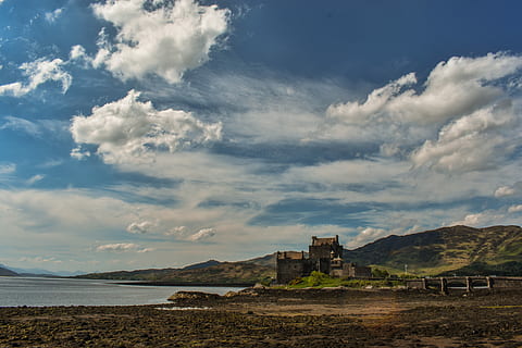 eilean donan, sol, foto, castell, muntanya, cos, aigua, paisatge, cel, núvol, dia escènic, loch, muntanya alta, castell eilean donan, Escòcia, núvol - cel, arquitectura, estructura construïda, història, naturalesa, el passat, destinacions de viatge, exterior de l'edifici, escenics - natura, cap gent, medi ambient, terra, viatjar, dia, edifici, a l'aire lliure, civilització antiga, 5K, CC0, domini públic, lliure de regalies