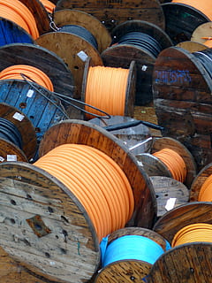 bobina, cable, treballar, tirar, dur, lloc, tirar dur, treballador, ciutat, electricitat, cable elèctric, gran treball, fusta, taronges, barril, material de fusta, vi, contenidor, indústria, cultures, alcohol, vell, menjar i beguda, cap gent, gran grup d'objectes, celler, dia, a l'interior, abundància, mercat, arranjament, a la venda, elecció, venda al detall, variació, natura morta, negocis, marc complet, en fila, fons, ordre, visualització al detall, 2K, CC0, domini públic, lliure de regalies