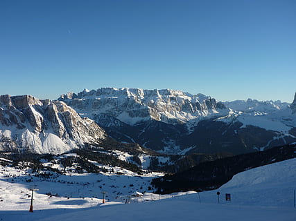 dolomites, panorama, esquiar, muntanyes, naturalesa, hivern, dia de l’espai, alpí, vacances d'esquí, sellaronda, rock, grup sella, Tirol del sud, esports d’hivern, perspectiva, vista, paisatge de muntanya, sella, cim, sassolungo, assolellat, nevat, esport, imposant, blau blanc, telecadira, humor d'hivern, panorama alpí, Itàlia, bonic, neu, muntanya, Alps europeus, paisatge, a l'aire lliure, escenics, blau, cim de muntanya, temperatura de fred, escenics - natura, cel, bellesa a la natura, Serra, cel clar, escena tranquil·la, muntanya nevada, medi ambient, tranquil·litat, escena no urbana, dia, llum solar, 4K, CC0, domini públic, lliure de regalies