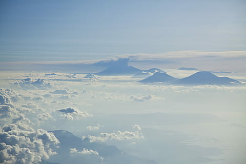 antenne, fotografi, skyer, bjerg, Foto, blå, Sky, cloudscape, himmel, overskyet, solopgang, atmosfære, luft, bali, indonesium, java, udbrud, lava, vulkan, scenics - natur, sky - himmel, skønhed i naturen, rolig scene, ro, idyllisk, ikke-urbane scene, natur, ingen mennesker, miljø, dag, landskab, udendørs, luftfoto, majestætisk, bjergkæde, bjergtop, snedækket bjerg, vulkansk krater, 5K, CC0, offentligt domæne, royaltyfrie