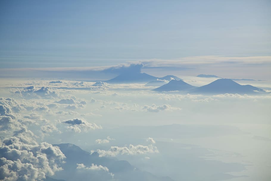 antenne, fotografi, skyer, bjerg, Foto, blå, Sky, cloudscape, himmel, overskyet, solopgang, atmosfære, luft, bali, indonesium, java, udbrud, lava, vulkan, scenics - natur, sky - himmel, skønhed i naturen, rolig scene, ro, idyllisk, ikke-urbane scene, natur, ingen mennesker, miljø, dag, landskab, udendørs, luftfoto, majestætisk, bjergkæde, bjergtop, snedækket bjerg, vulkansk krater, 5K