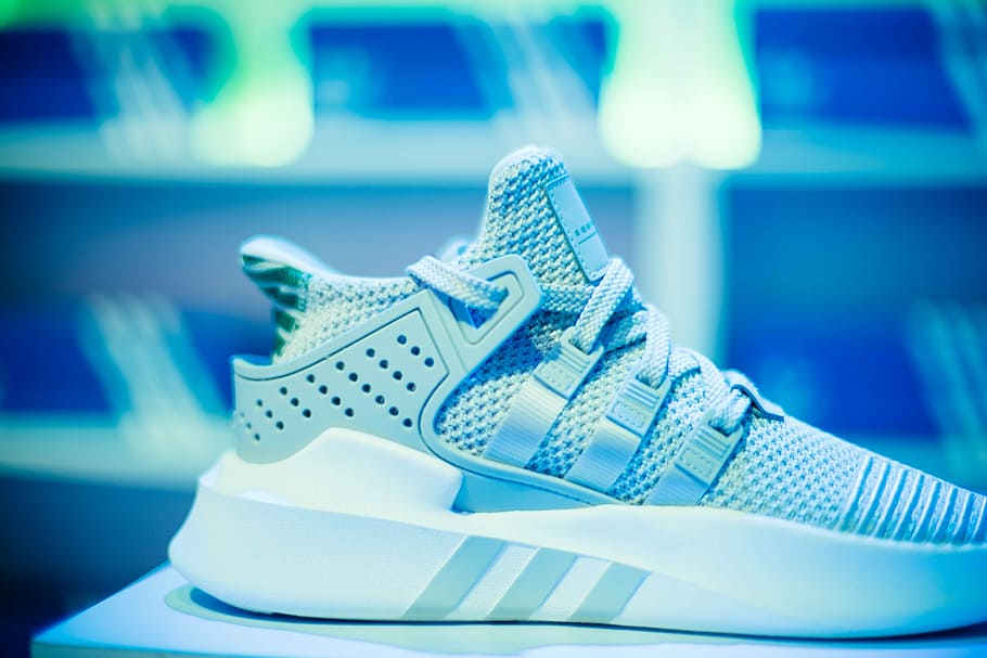 ungepaart, grau, adidas sneaker, Foto, Weiß, adidas, sportlich, Schuh, adida, Sneaker, Trainer, Spitze, Nahansicht, Detail, Makro, Blau, Innen-, drinnen, keine Leute, Kleidung, Sport, Sportschuh, Paar, Wettbewerb, Handschuh, Jugendkultur, Schutz, Stillleben, selektiver Fokus, Geschäft, Kommunikation, große gruppe von gegenständen, klein, persönliches Accessoire, 5K