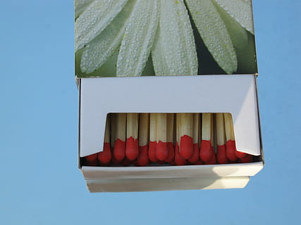 matchbox, wedstrijden, doos, dichtbij, decoratie, brandwond, brand, ontsteken, studio opname, geen mensen, detailopname, dag, versheid, buitenshuis, gekleurde achtergrond, fruit, voedsel, eten en drinken, gezond eten, hout - materiaal, binnenshuis, match - verlichtingsapparatuur, luciferhoutje, houder, grote groep objecten, natuur, doos - container, recht boven, rood, welzijn, blauwe achtergrond, 2K, CC0, publiek domein, royaltyvrij