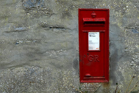 Briefkasten, rot, post, rot, Post, öffentliches Postfach, mail, Korrespondenz, Tag, draußen, Wandbau - Funktion, gebaute Struktur, keine Leute, die Architektur, Kommunikation, Sicherheit, Schutz, alt, Metall, Gebäudehülle, Brief, Text, 2K, CC0, gemeinfrei, lizenzfrei