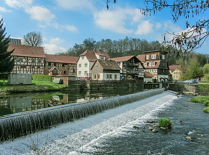 sbarramento, acqua, Turingia, Germania, fiume, Turingia Germania, mormorio, esterno dell'edificio, Casa, struttura costruita, architettura, all'aperto, costruzione, pianta, albero, cielo, natura, nuvola - cielo, giorno, nessuno, quartiere residenziale, movimento, acqua corrente, lungomare, fluente, 2K, CC0, dominio pubblico, privo di copyright